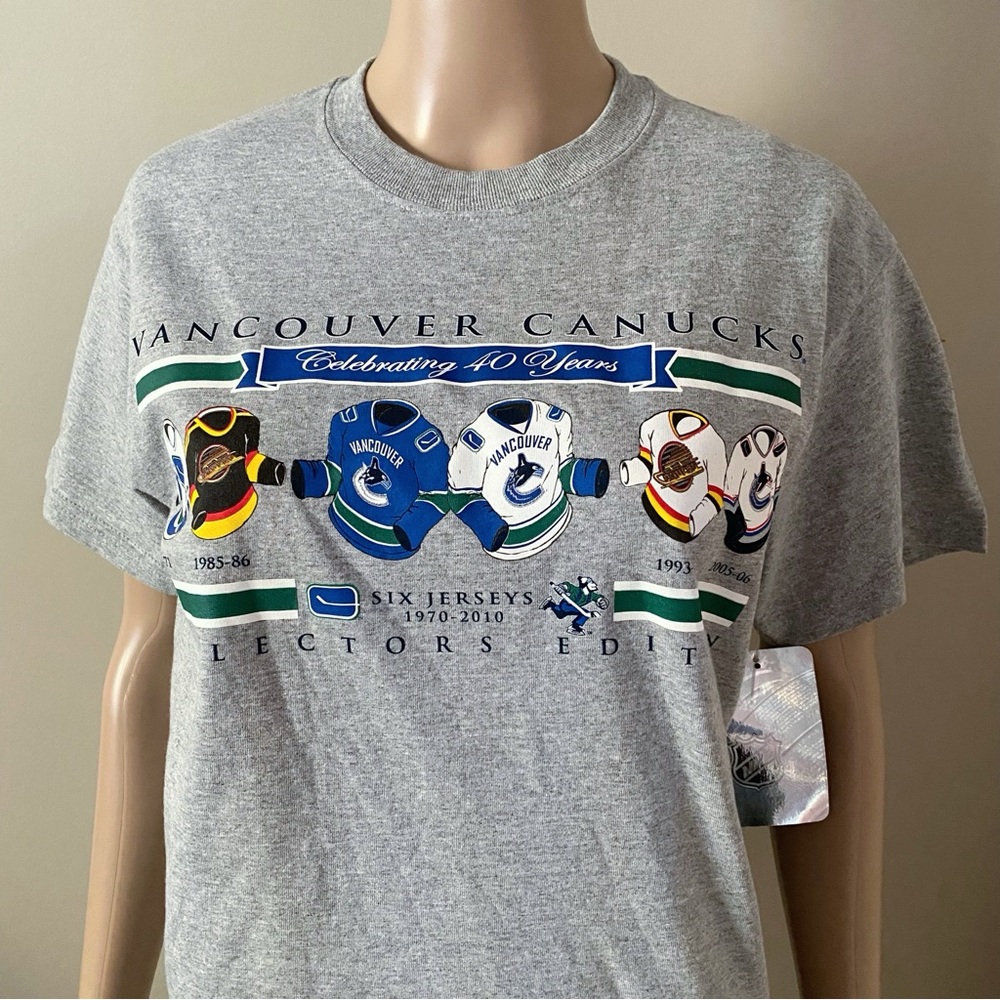 Vancouver Canucks 6 Jerseys Gray T-Shirt, size small